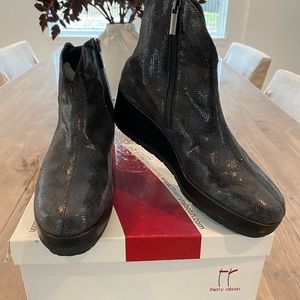 Thierry Rabotin nappa leather boots with zipper.Size 39 (8.5).Pre owned.